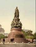 Памятник Екатерине II на площади Островского перед Александринским театром.