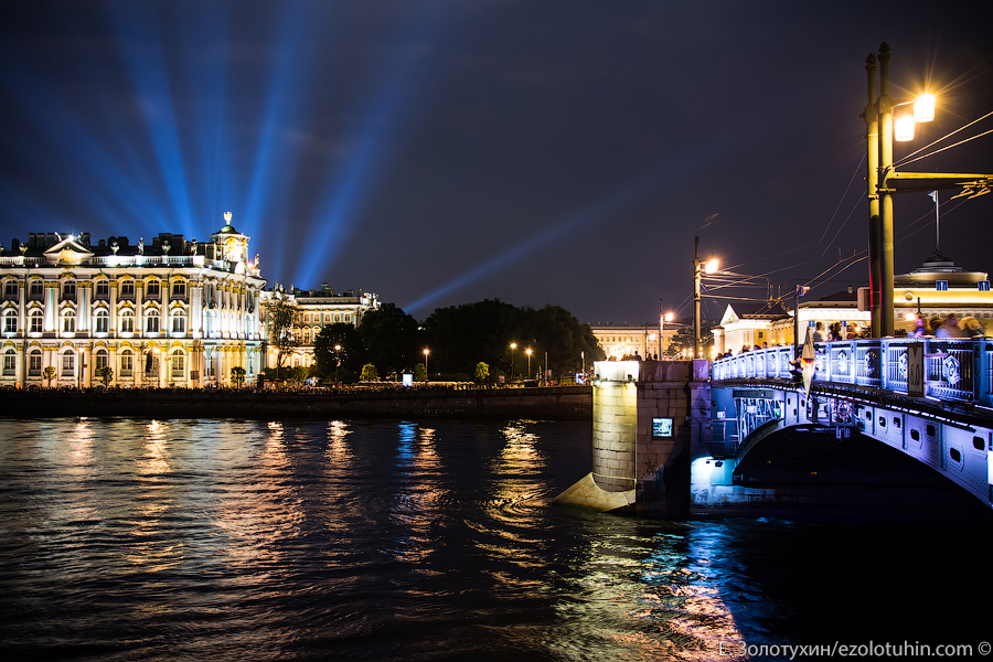 Слева Эрмитаж, справа сам Дворцовый мост