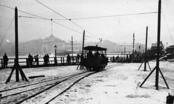 Ледовый трамвай - самый популярный питерский транспорт конца 19-го века