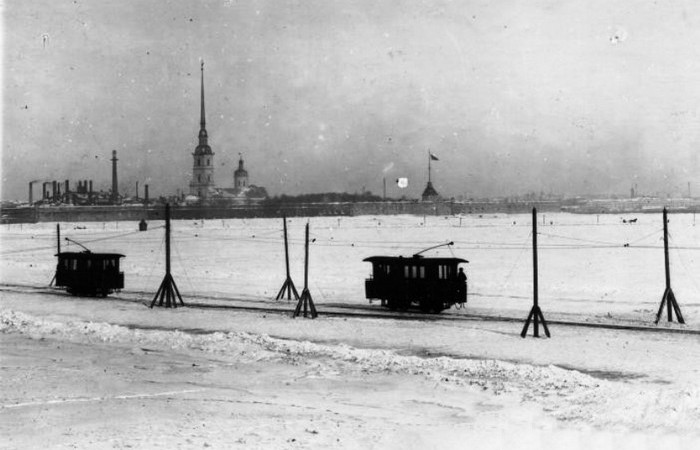Ледовый трамвай, курсирующий по зимней Неве