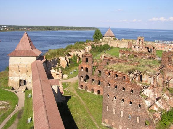 Государева башня, руины IV-го тюремного корпуса. Вид из башни Головина.