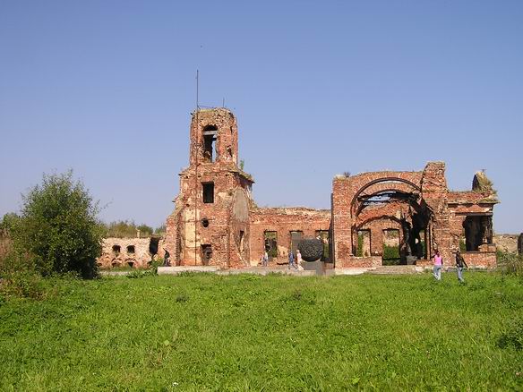 Руины Иоанновского собора, превращенного в мемориал защитникам крепости Орешек.