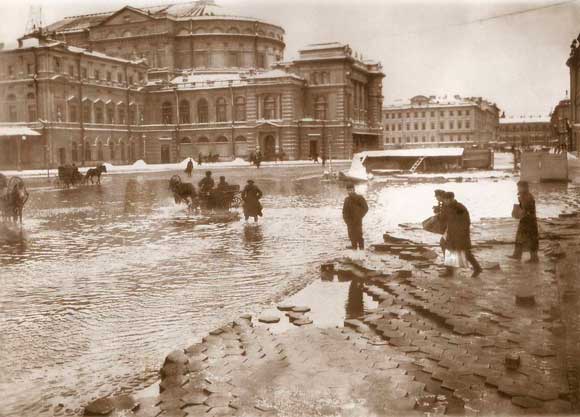 Наводнение в Ленинграде 1924 года. Театральная площадь.